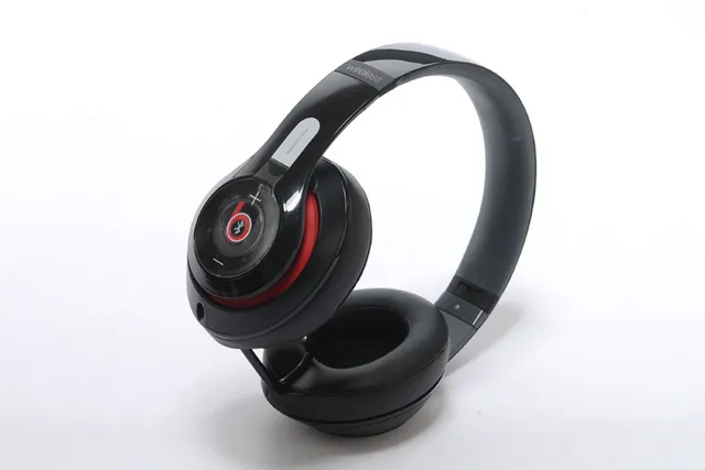 Beats Black Silver Circumaural Wireless Over-ear Headphones 12