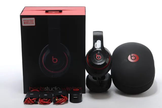 Beats Black Silver Circumaural Wireless Over-ear Headphones 13