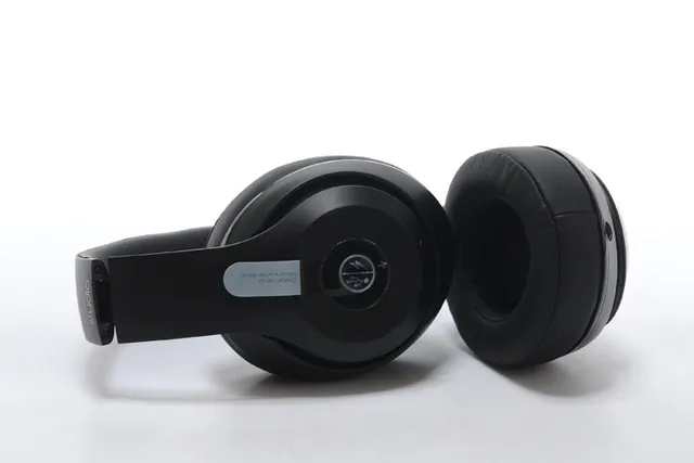 Beats Black Silver Circumaural Wireless Over-ear Headphones 14