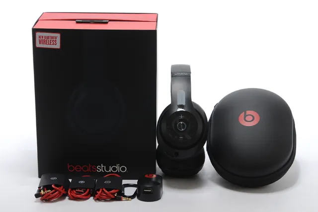 Beats Black Silver Circumaural Wireless Over-ear Headphones 18