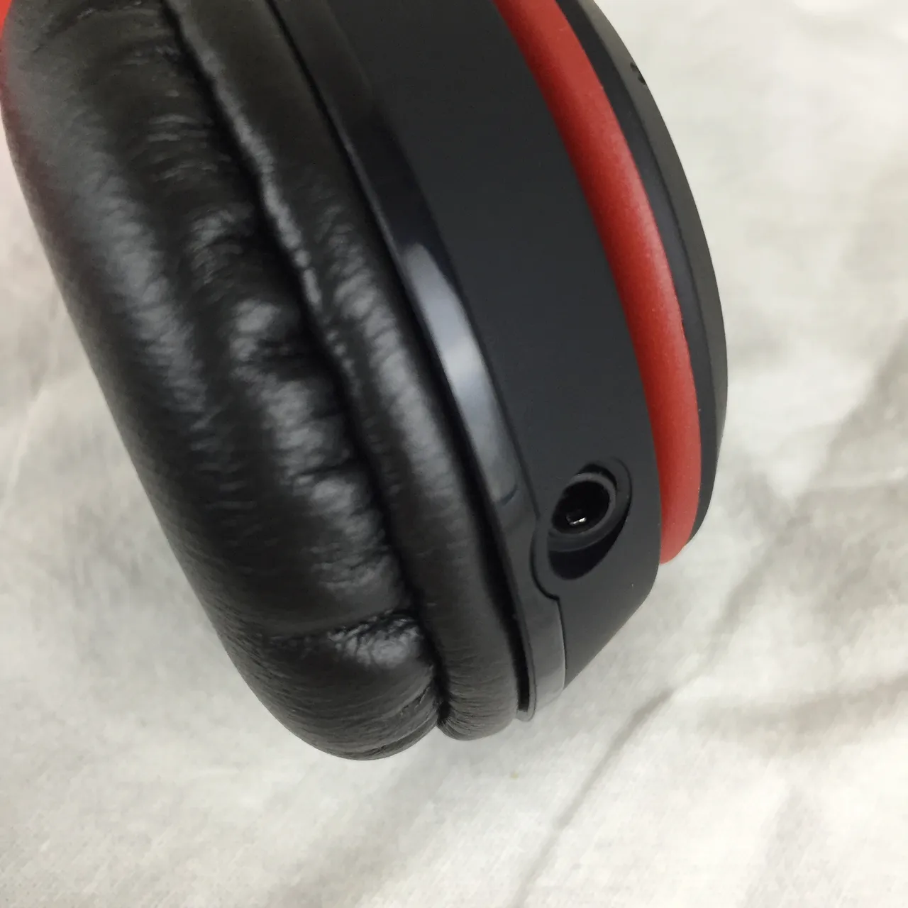 Beats Solo³ Wireless Special Edition Red Over-Ear Headphones 3