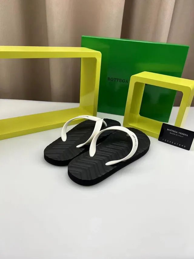 Bottega Veneta Sandales Thong Noir et Blanc 6