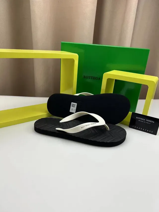 Bottega Veneta Sandales Thong Noir et Blanc 7