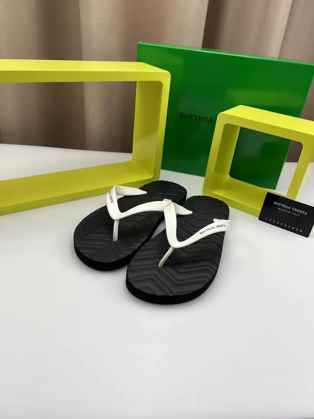Bottega Veneta Sandales Thong Noir et Blanc 8