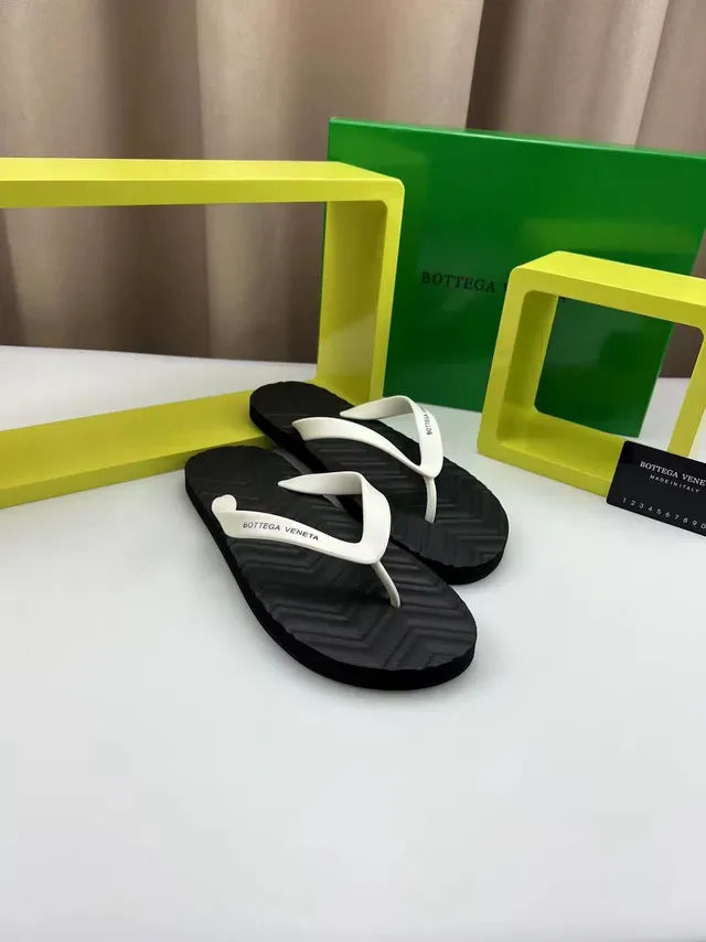 Bottega Veneta Sandales Thong Noir et Blanc 9