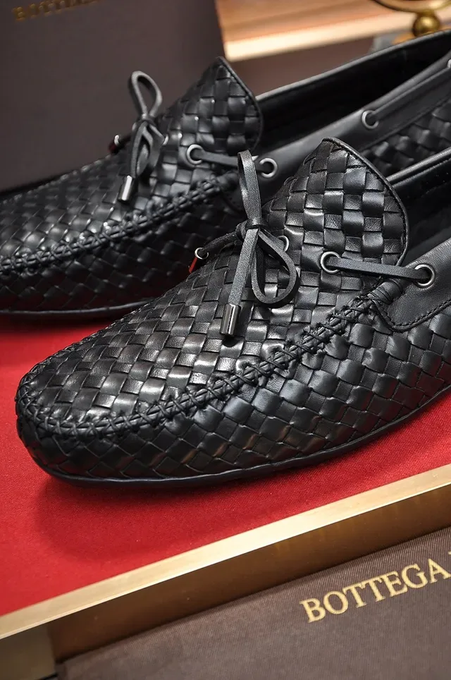 Bottega Veneta حذاء ليفر أسود إنتيرشياتو جلد ملفوف شرائط زينة 2