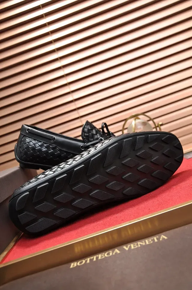 Bottega Veneta حذاء ليفر أسود إنتيرشياتو جلد ملفوف شرائط زينة 3