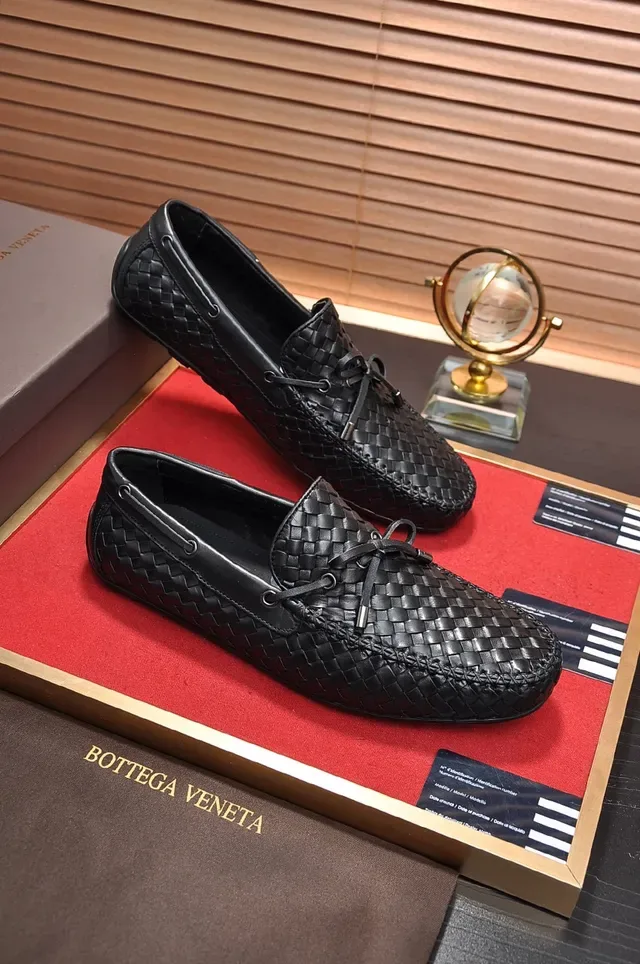 Bottega Veneta حذاء ليفر أسود إنتيرشياتو جلد ملفوف شرائط زينة 4