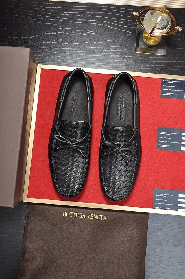 Bottega Veneta حذاء ليفر أسود إنتيرشياتو جلد ملفوف شرائط زينة 5