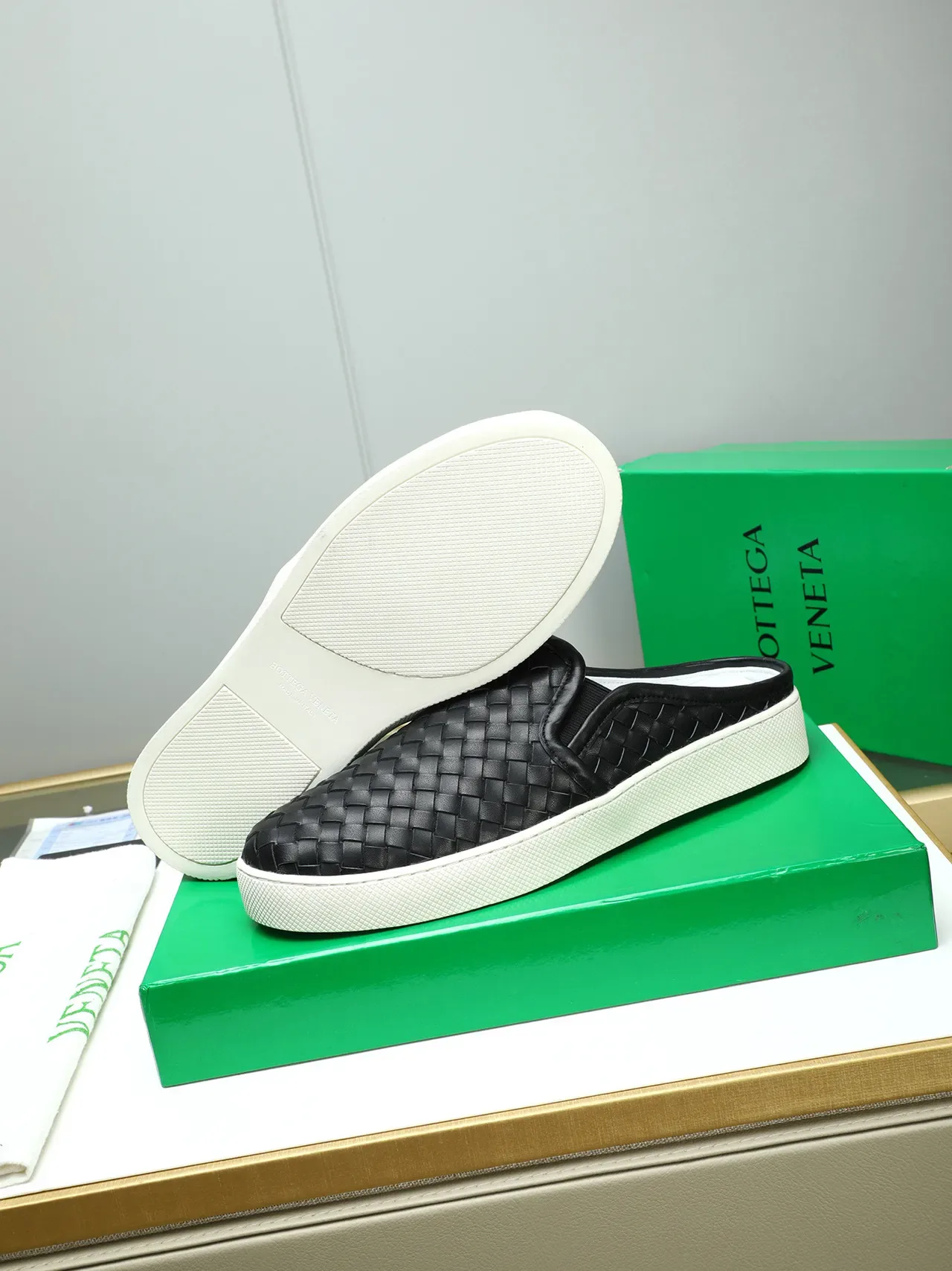 Bottega Veneta Noir et Blanc Cuir Tissé Slip-On Mule Loafer 4