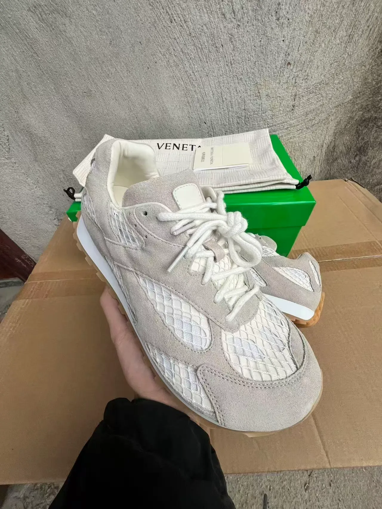 Bottega Veneta Cassette Cinza Bege Suede Superior Intrecciato Painéis Trançados Tênis Lifestyle 2