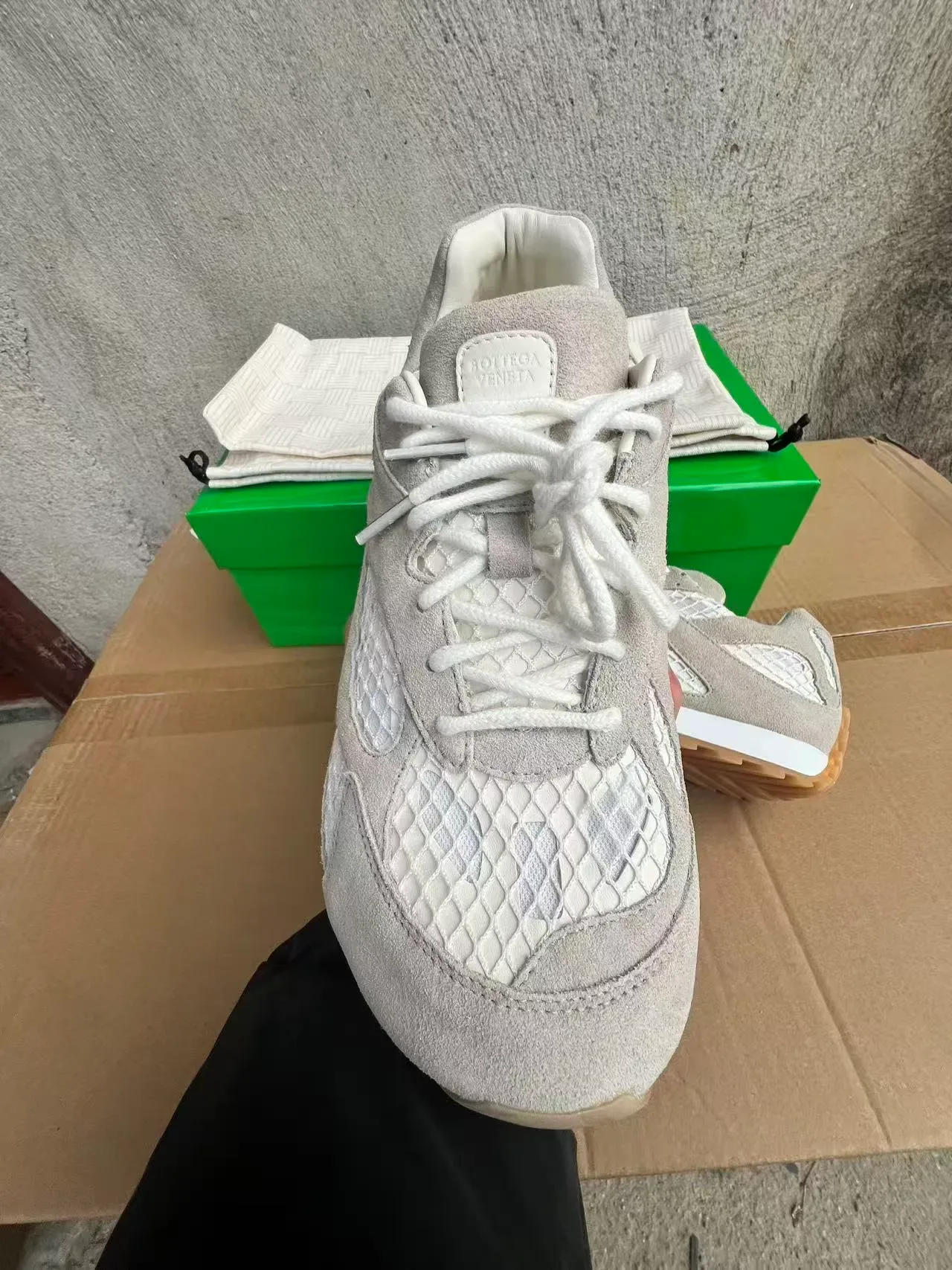 Bottega Veneta Cassette Cinza Bege Suede Superior Intrecciato Painéis Trançados Tênis Lifestyle 3