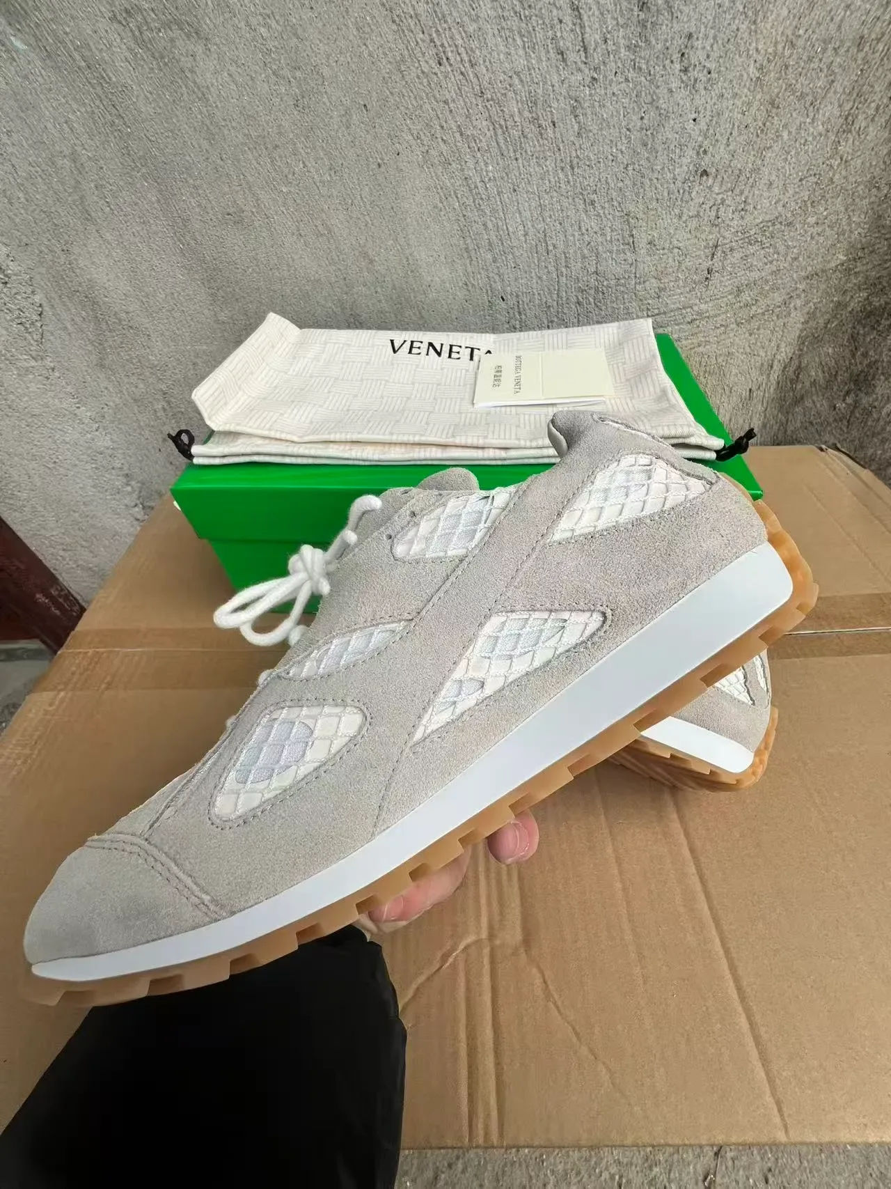 Bottega Veneta Cassette Cinza Bege Suede Superior Intrecciato Painéis Trançados Tênis Lifestyle 5