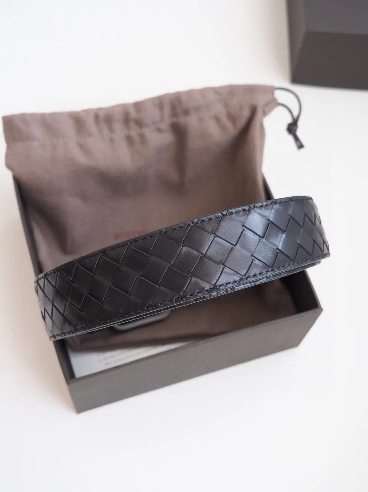 Bottega Veneta Cassette Intrecciato Ceinture en cuir noir 9