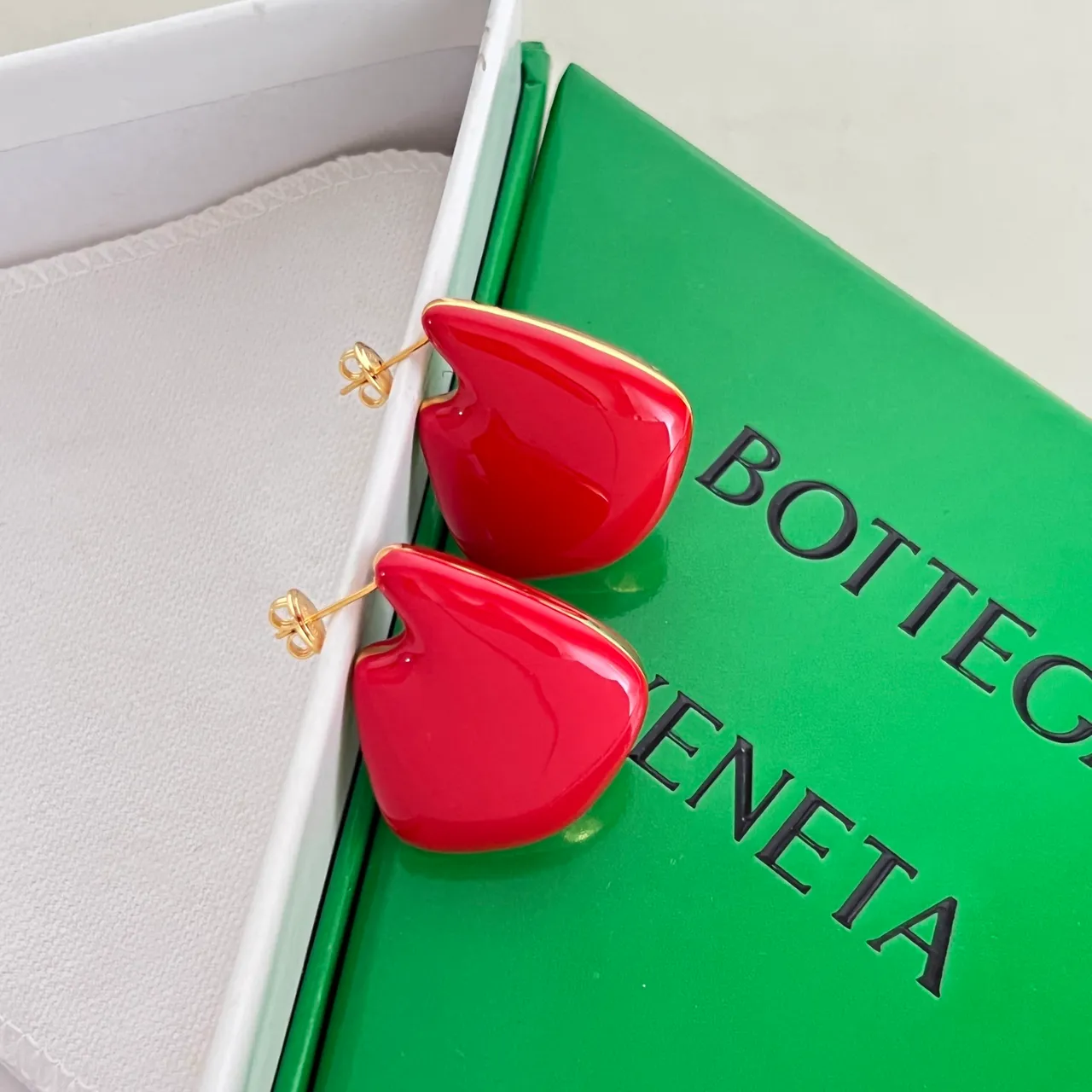 Bottega Veneta أقراط إيناميل أحمر غير متماثلة على شكل قطرة دموع 5