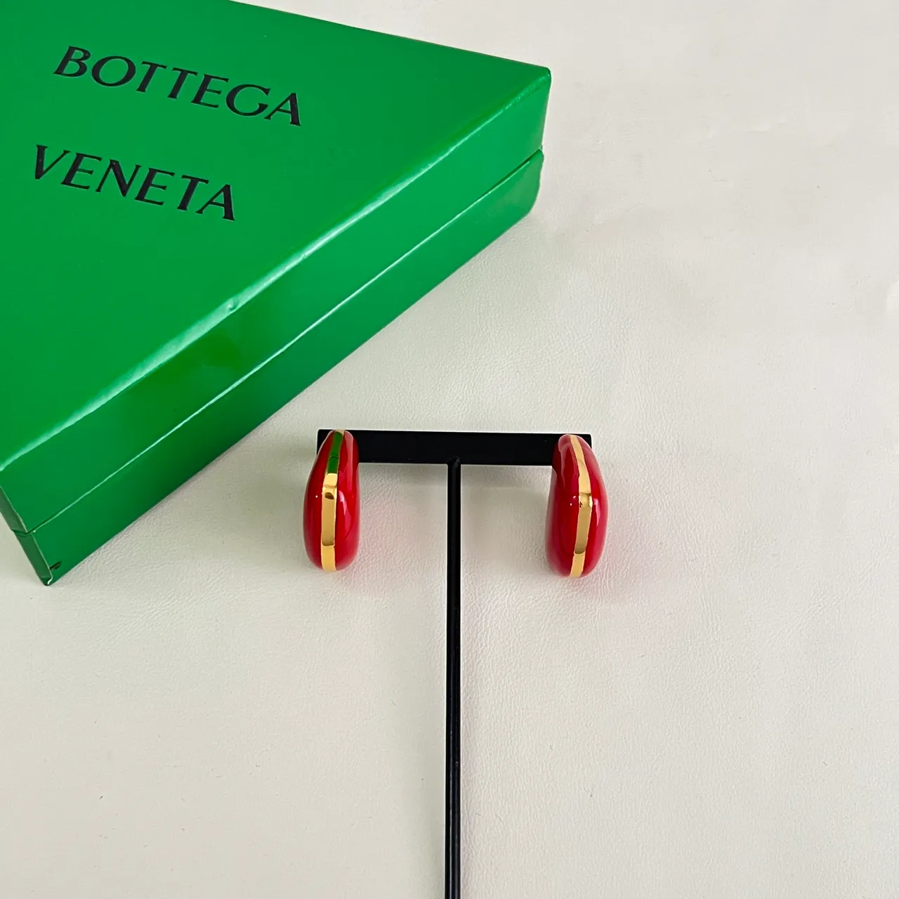 Bottega Veneta أقراط إيناميل أحمر غير متماثلة على شكل قطرة دموع 3