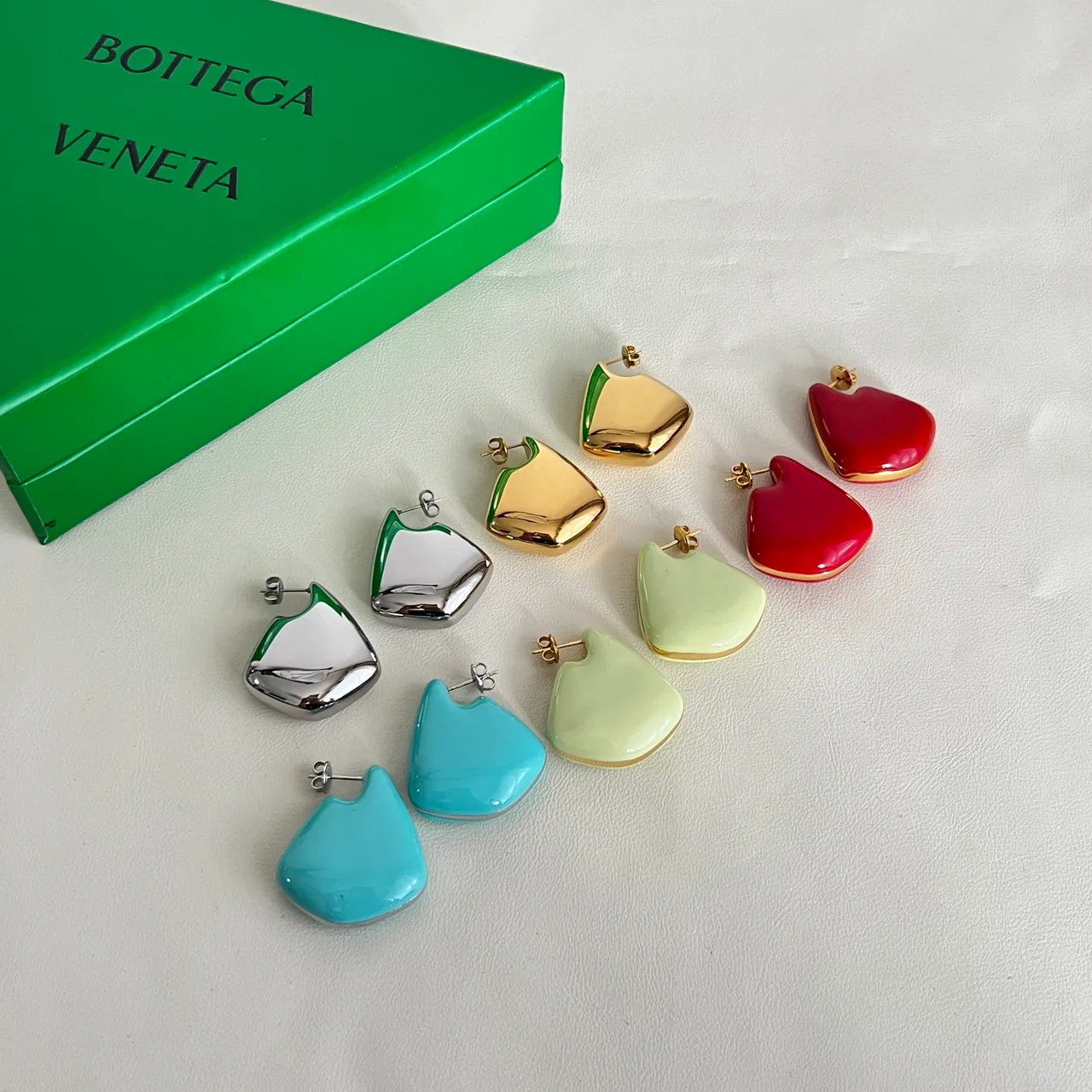 Bottega Veneta أقراط إيناميل أحمر غير متماثلة على شكل قطرة دموع 6
