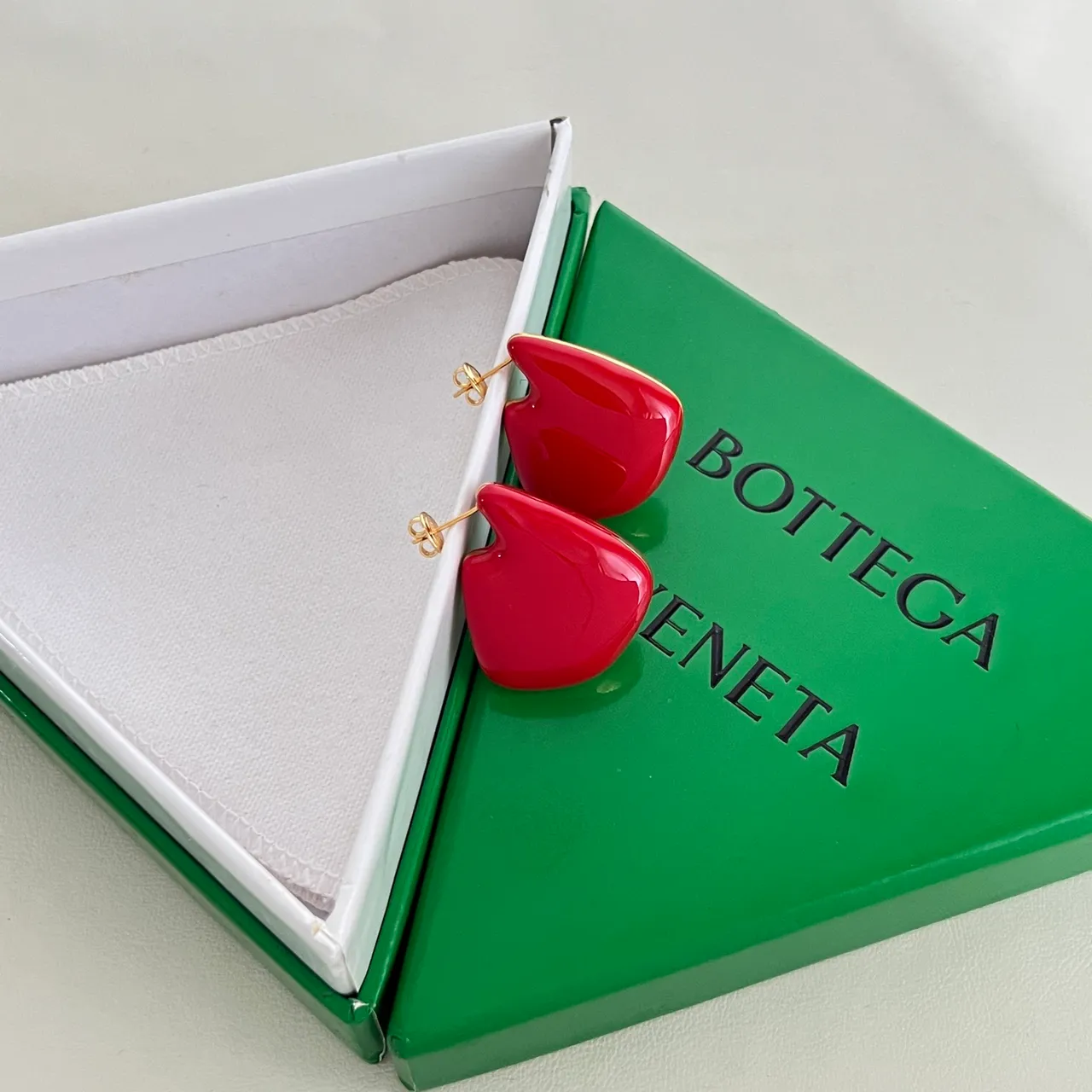 Bottega Veneta أقراط إيناميل أحمر غير متماثلة على شكل قطرة دموع 4