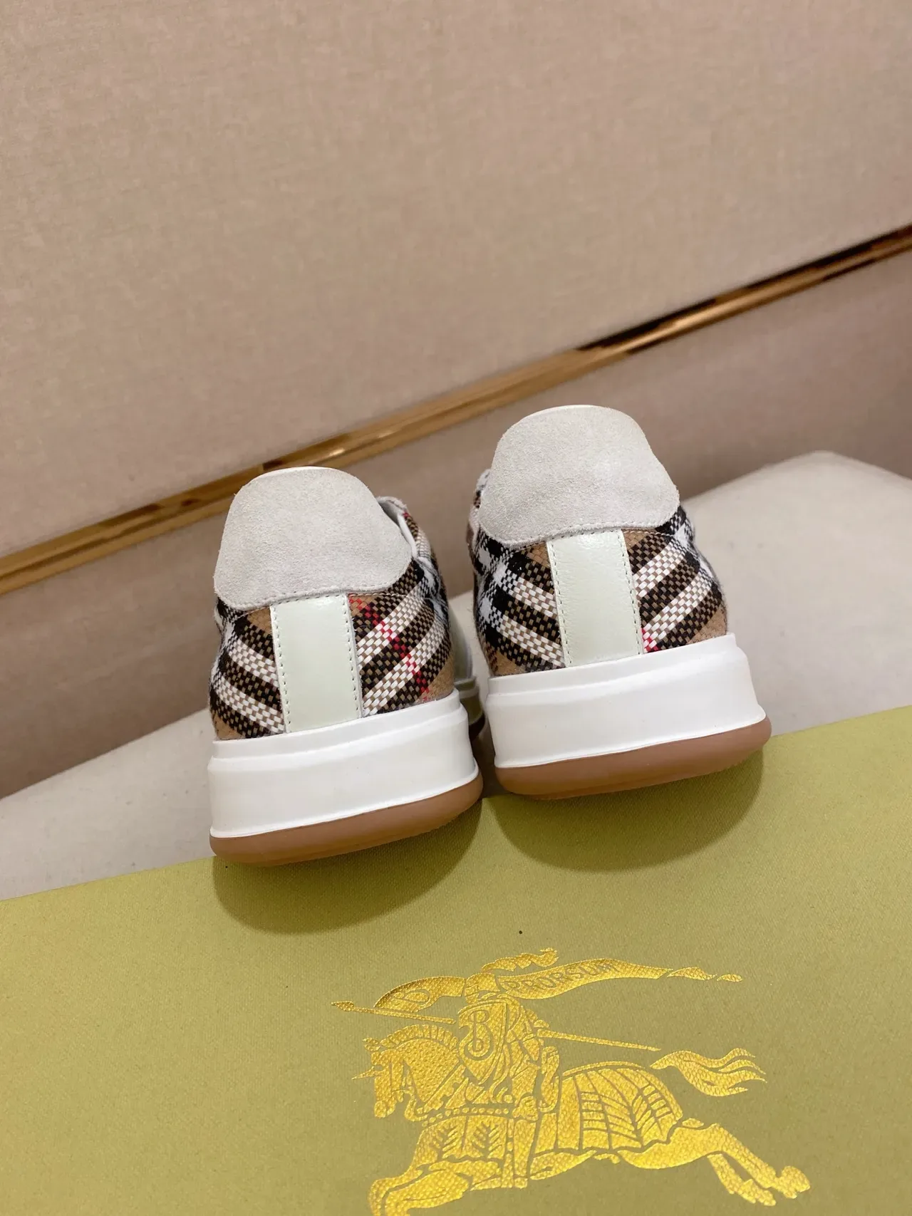Burberry Beige Multicolor Tênis Lifestyle com Sola de Plataforma e Bico Baixo 3