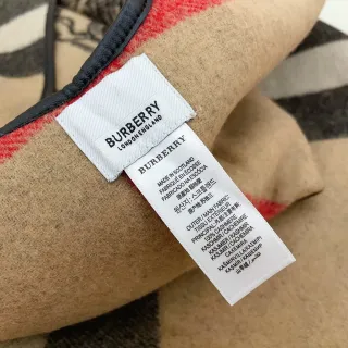 Burberry وشاح كشمير بنمط مربعات بيج وأحمر