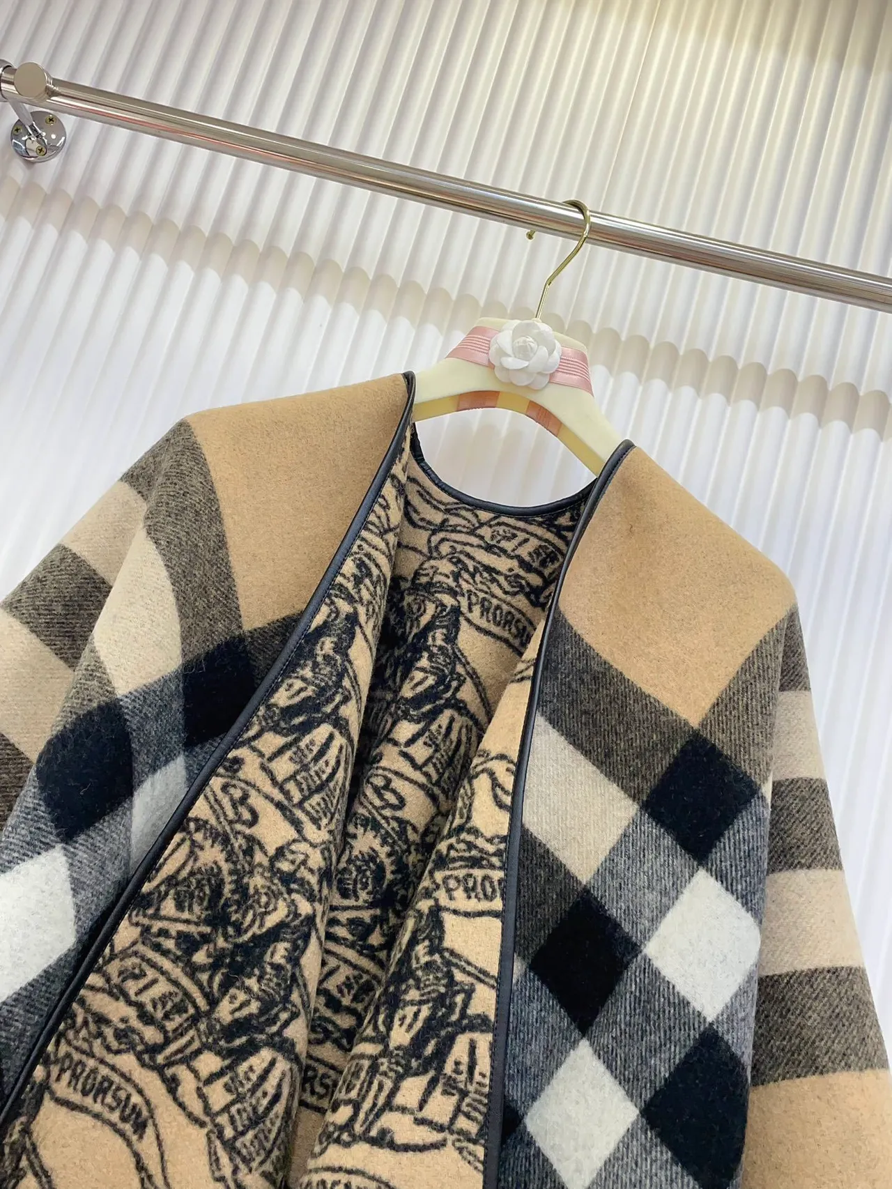Burberry भूरा लाल चेक-প্যাটার্নড ক্যাশমিয়ার স্কার্ফ 7