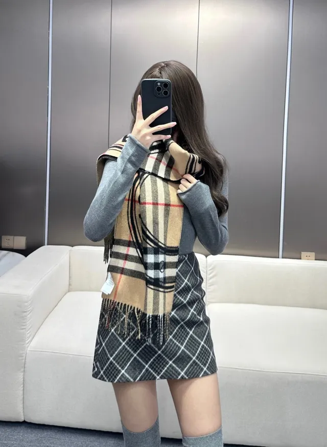 Burberry أسود بيج سوليد فيلد شيك باترن فرنج وشاح كشمير 4