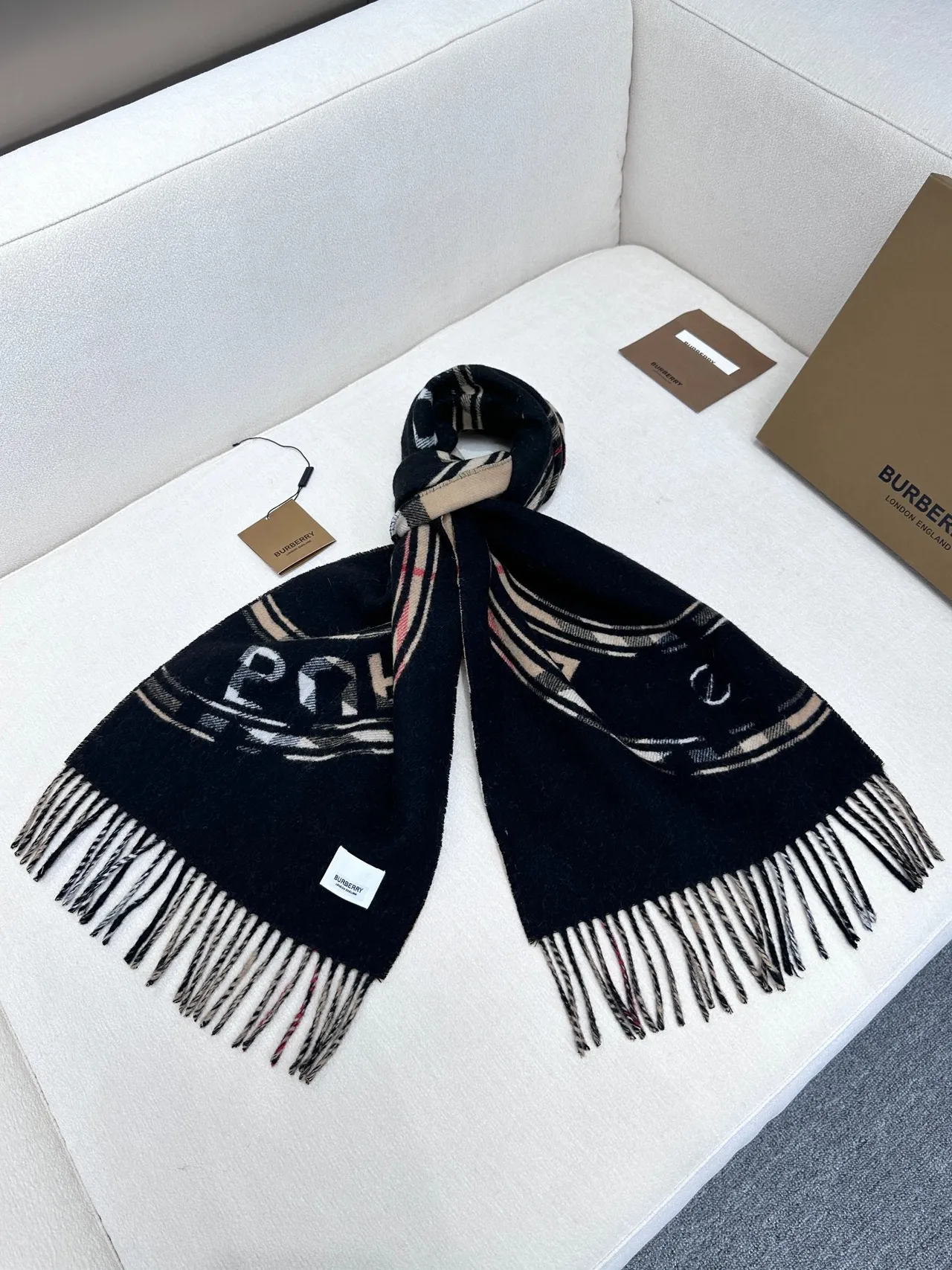 Burberry أسود بيج سوليد فيلد شيك باترن فرنج وشاح كشمير 9