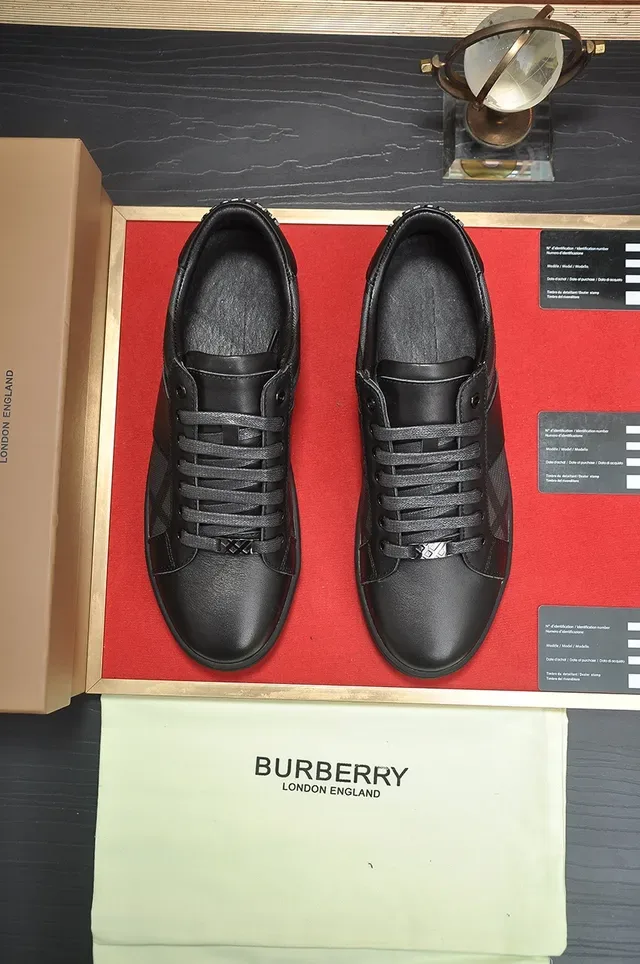 Burberry Tênis Lifestyle Pretos e Cinza de Couro com Painéis Check, Baixo, com Cadarço 3
