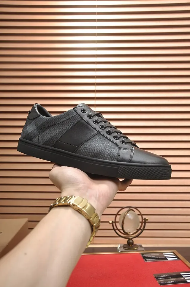 Burberry Tênis Lifestyle Pretos e Cinza de Couro com Painéis Check, Baixo, com Cadarço 4