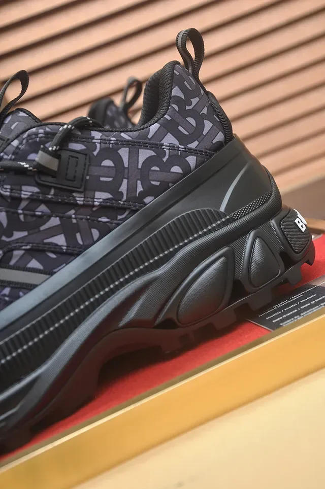 Burberry Negro Gris Monogram-Impreso Superior Oversized Suela Rugged Chunky Sneakers 2