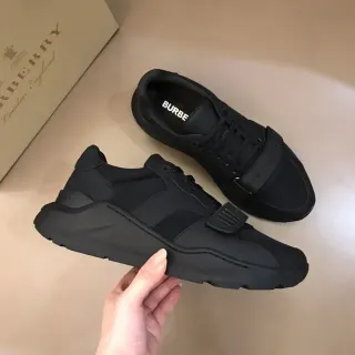 Burberry কালো মোনোক্রোম স্ট্র্যাপ-অ্যাকসেন্টেড লাইফস্টাইল স্নিকার