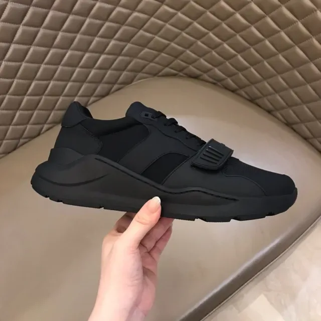 Burberry Noir Monochrome Avec Sangle Accentuée Sneakers Lifestyle 2