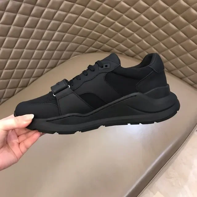 Burberry Noir Monochrome Avec Sangle Accentuée Sneakers Lifestyle 5