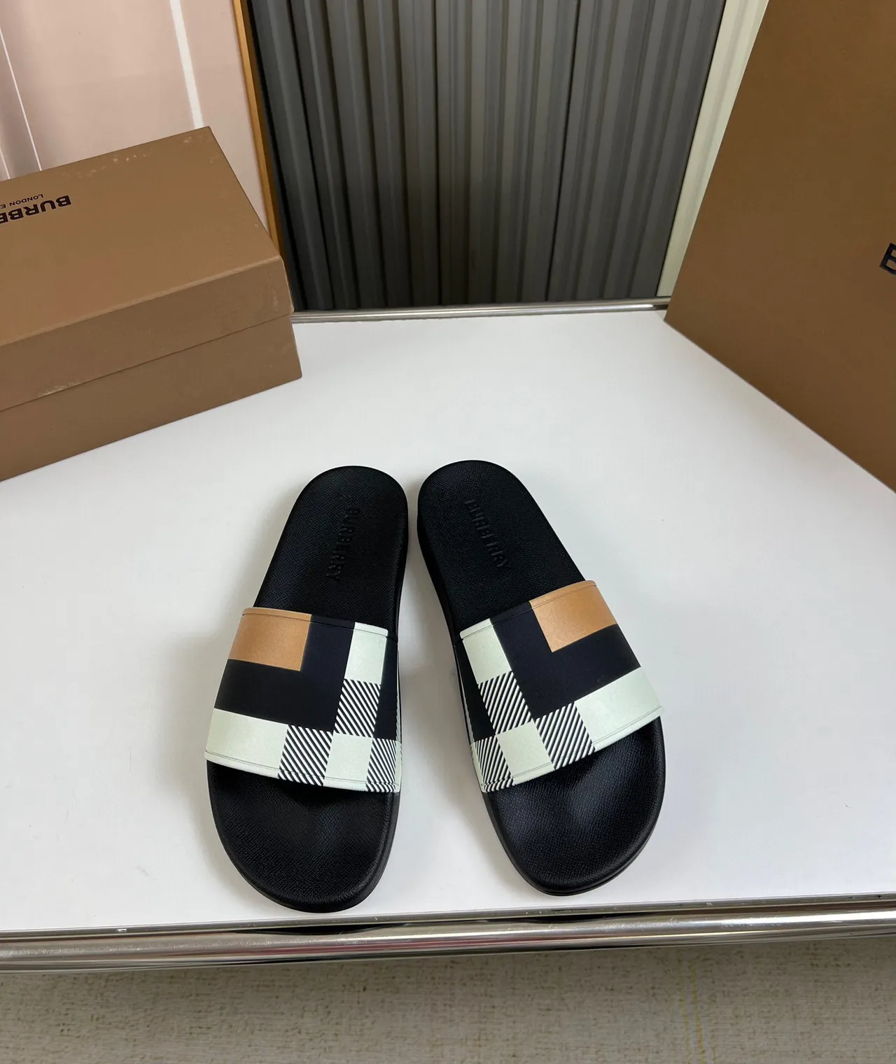 Burberry Check Slide Noir Multicolore Sangle Bloquée Couleur Panneaux Rayés Diagonaux Chaussons 2