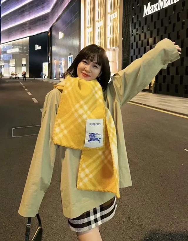 Burberry Check Écharpe en Cachemire Jaune et Blanc 2