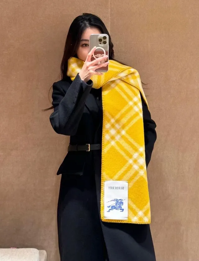 Burberry Check Écharpe en Cachemire Jaune et Blanc 3