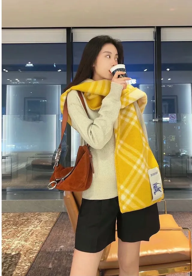 Burberry Check Écharpe en Cachemire Jaune et Blanc 4
