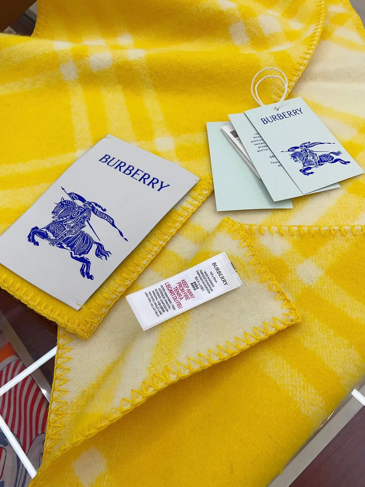 Burberry Check Écharpe en Cachemire Jaune et Blanc 8