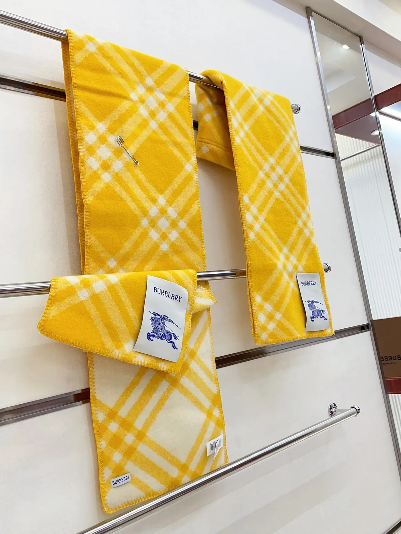 Burberry Check Écharpe en Cachemire Jaune et Blanc 9