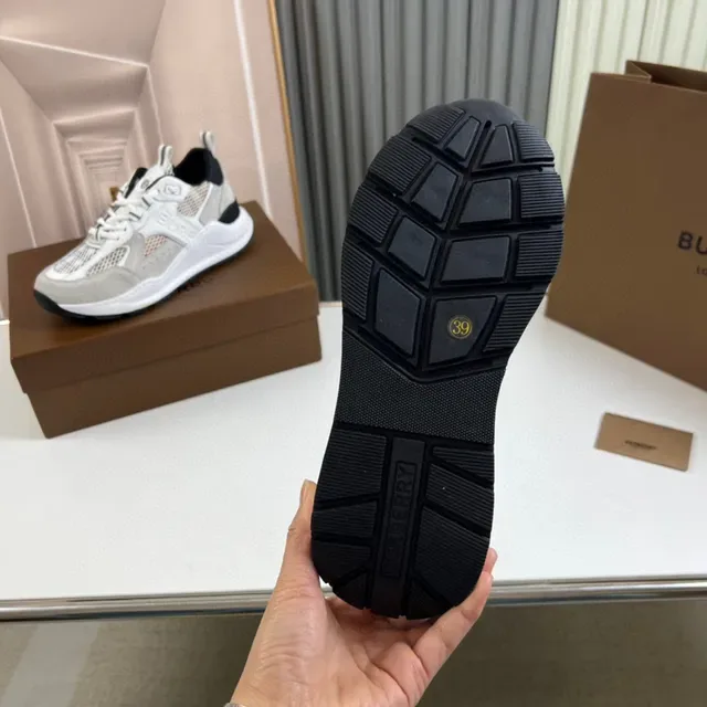 Burberry Tênis Chunky Cinza Sola Preta Parte Superior Mista Camurça e Malha 2