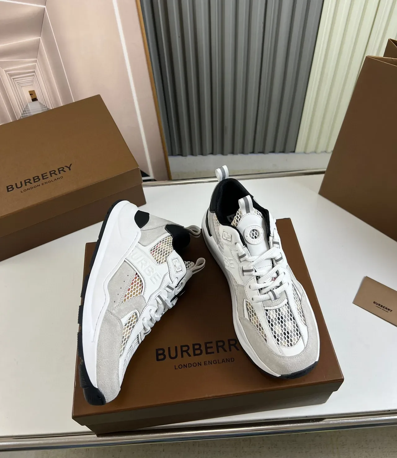 Burberry Tênis Chunky Cinza Sola Preta Parte Superior Mista Camurça e Malha 5