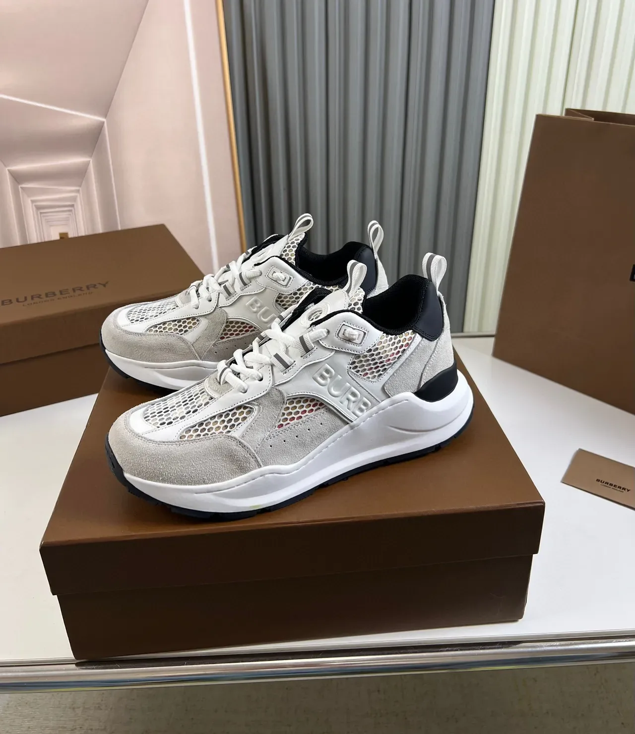 Burberry Tênis Chunky Cinza Sola Preta Parte Superior Mista Camurça e Malha 8