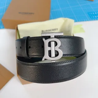 Burberry Knight কালো টেক্সচার্ড লেদার বেল্ট