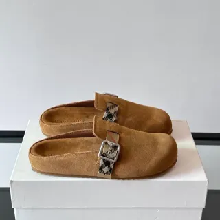 Burberry Knight ब्राउन बेज सुएड अपर बकल स्ट्रैप लोफर