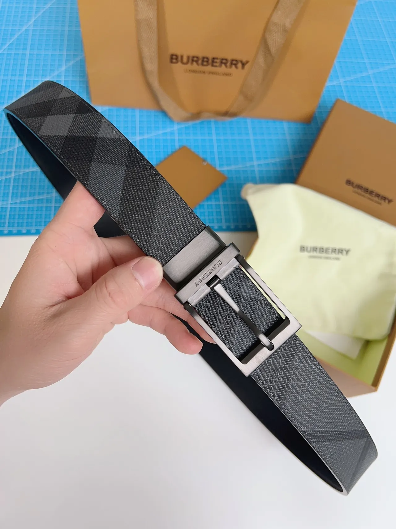 Burberry Knight charbon House Check Ceinture en cuir réversible 8