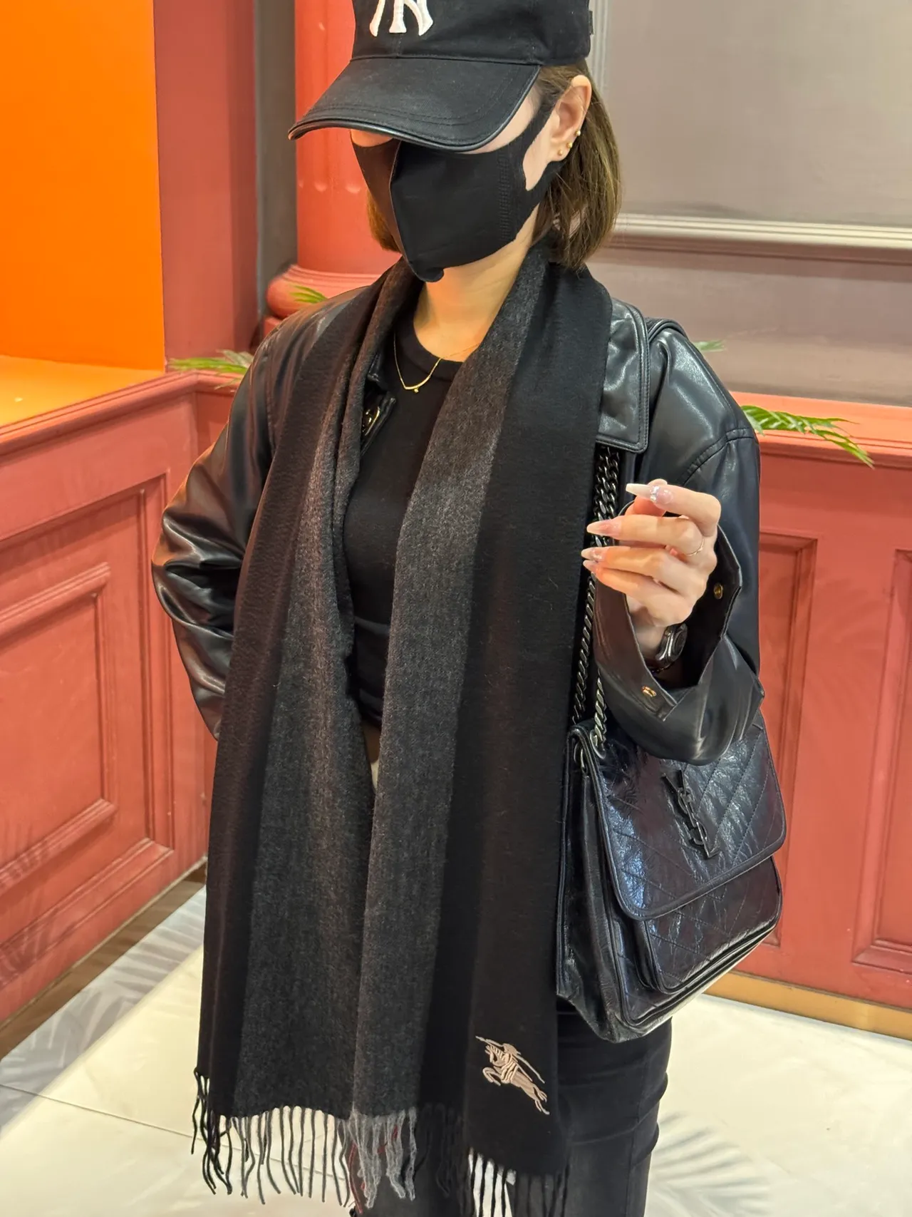 Burberry Knight Écharpe Brodée Cachemire Noire Charbon 2