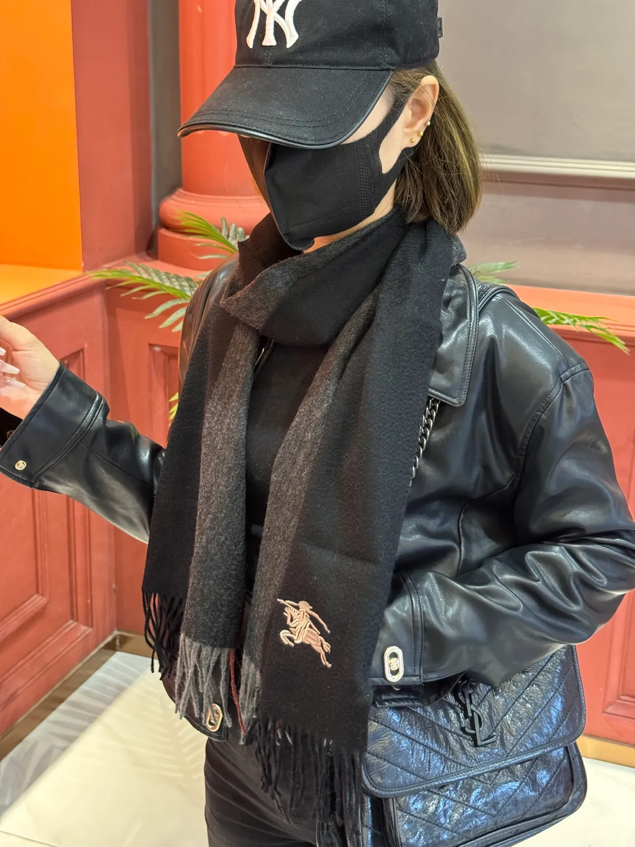 Burberry Knight Écharpe Brodée Cachemire Noire Charbon 3