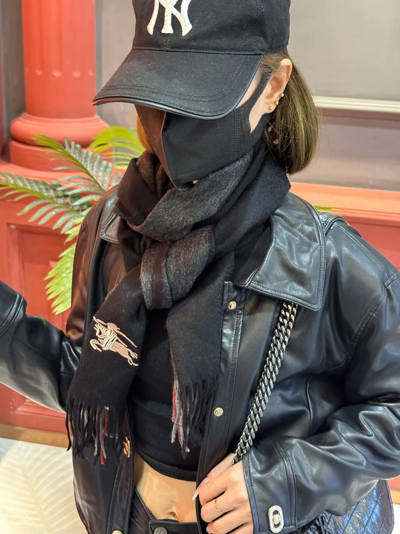 Burberry Knight Écharpe Brodée Cachemire Noire Charbon 4