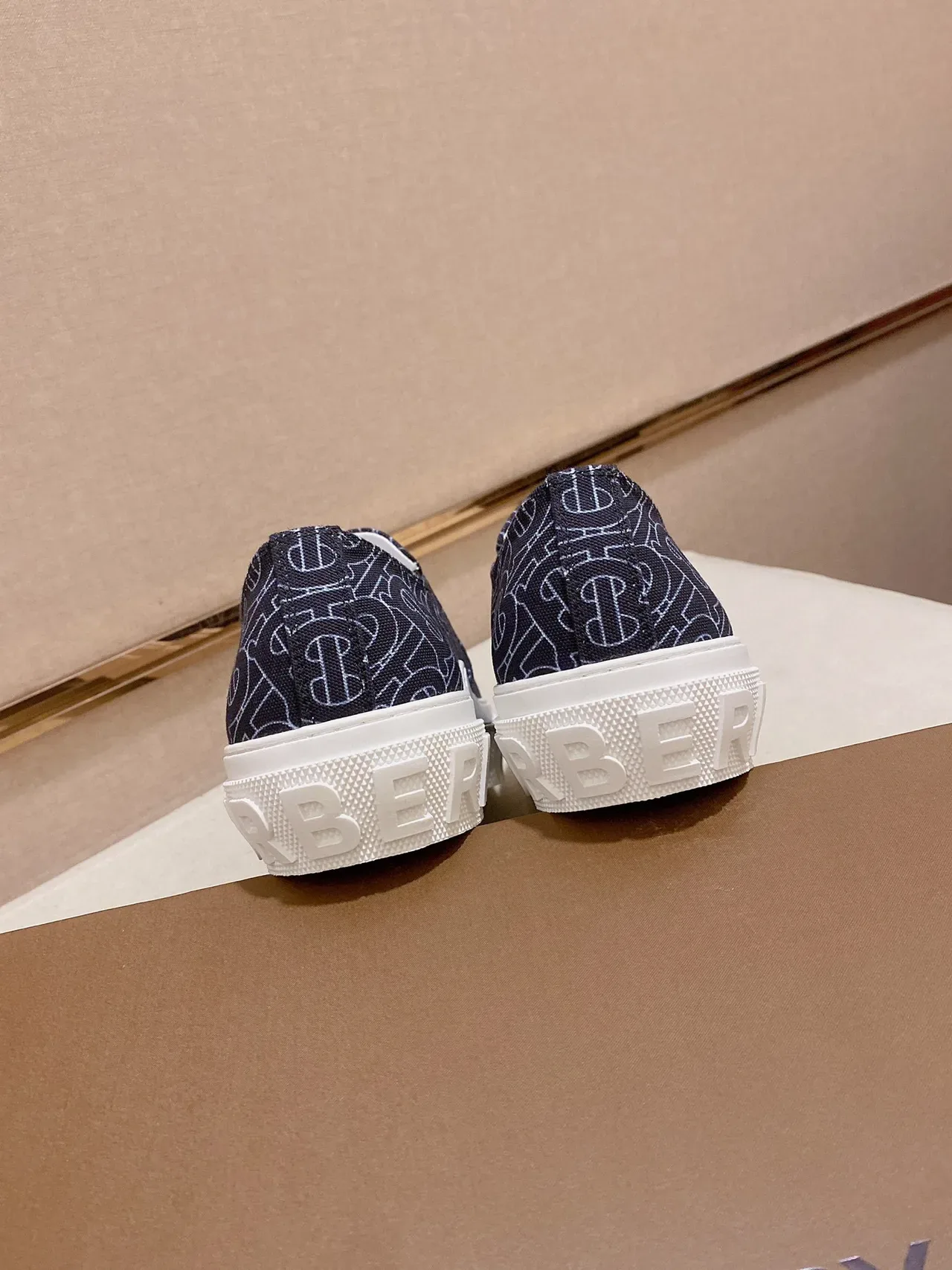Burberry Knight Sneakers Lifestyle Slip-On Bleu Marine à Monogramme 2