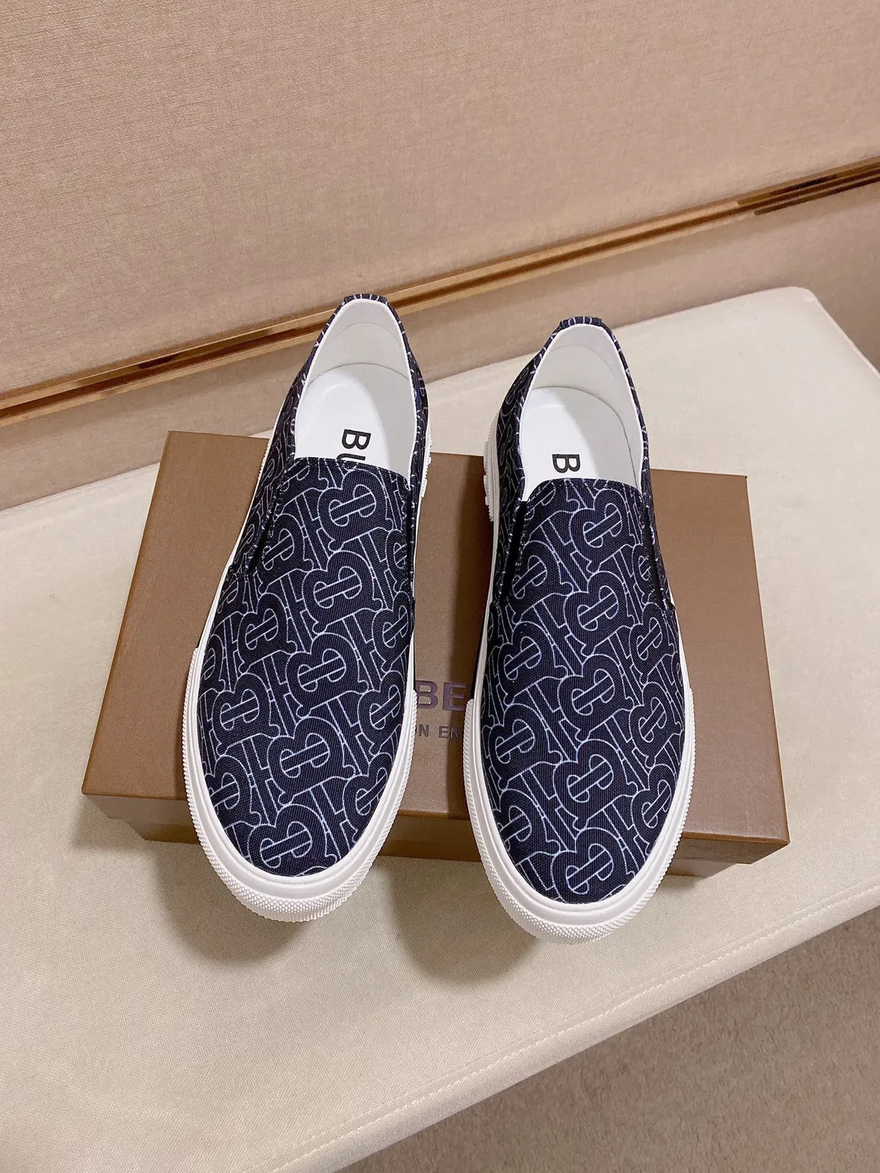 Burberry Knight Sneakers Lifestyle Slip-On Bleu Marine à Monogramme 3